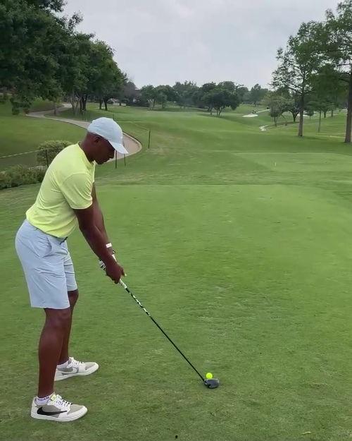 打高尔夫视频,揭秘高尔夫球手挥杆技巧与风采