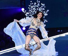 奚梦瑶走秀视频,时尚风采令人瞩目