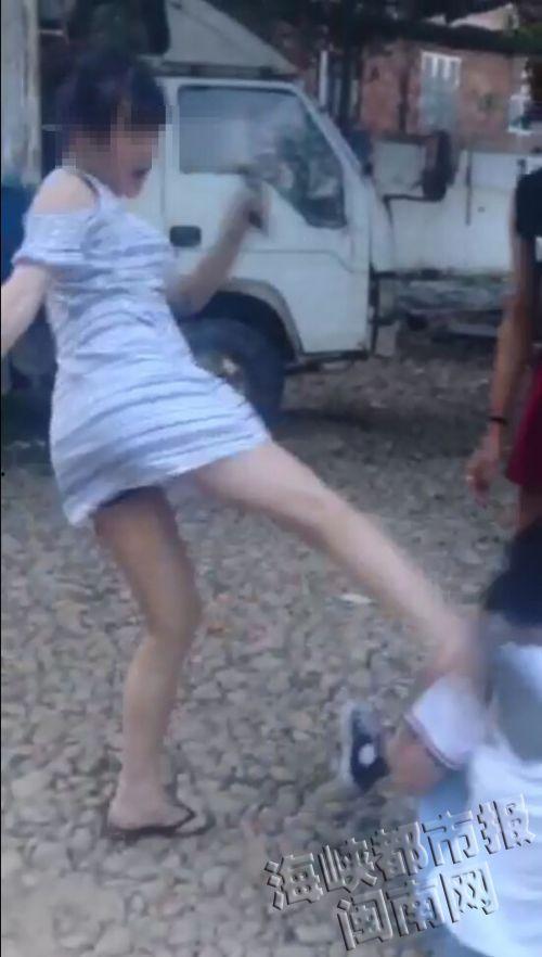 女生打人视频,女生挥拳相向，引发社会关注