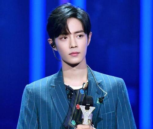 何炅给肖战吃黑瓜,黑瓜美食共享，友谊升温