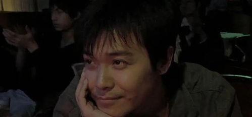 男的亲女的脖子视频,爸爸亲吻女儿脖子的温馨瞬间