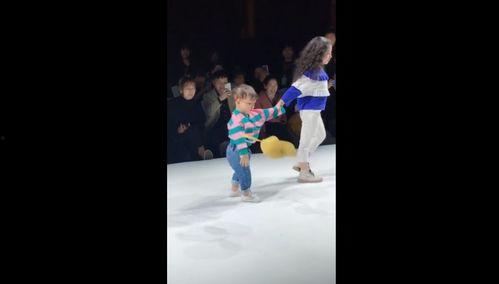 幼儿走秀视频,童趣盎然的T台秀场瞬间