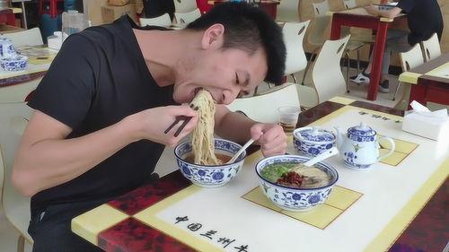 吃拉面视频,跟随镜头探寻拉面制作的艺术之旅