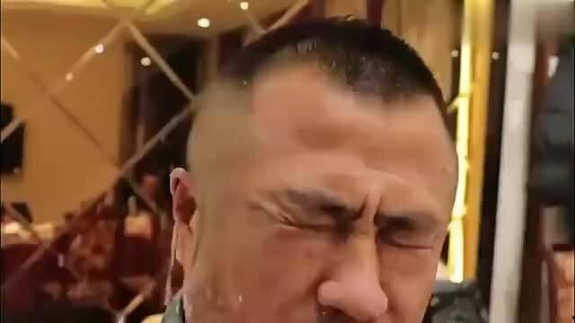 低调老板被瞧不起视频,一场职场尊严的较量