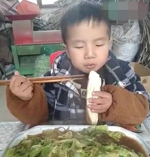 幼儿吃饭视频,童趣盎然，温馨满满