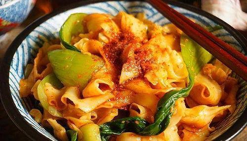 油泼面的家常做法视频,香气扑鼻，美味可口