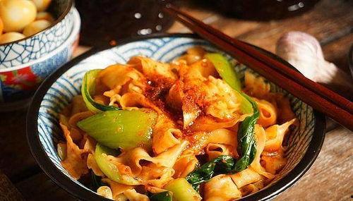 油泼面的家常做法视频,香气扑鼻，美味可口