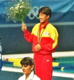 伏明霞跳水夺冠视频,巅峰时刻，闪耀奥运舞台