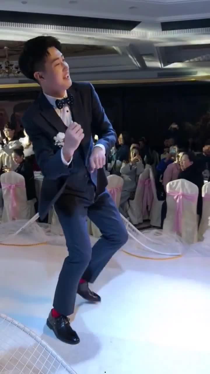 新郎跳舞视频,新郎惊艳舞姿见证爱情甜蜜瞬间