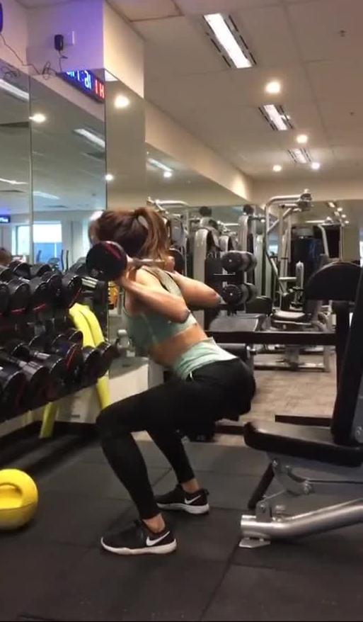 深蹲的视频,打造完美臀部与腿部线条