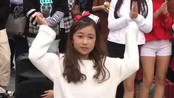 三个女孩跳舞视频,三位少女演绎活力四射的舞蹈风采